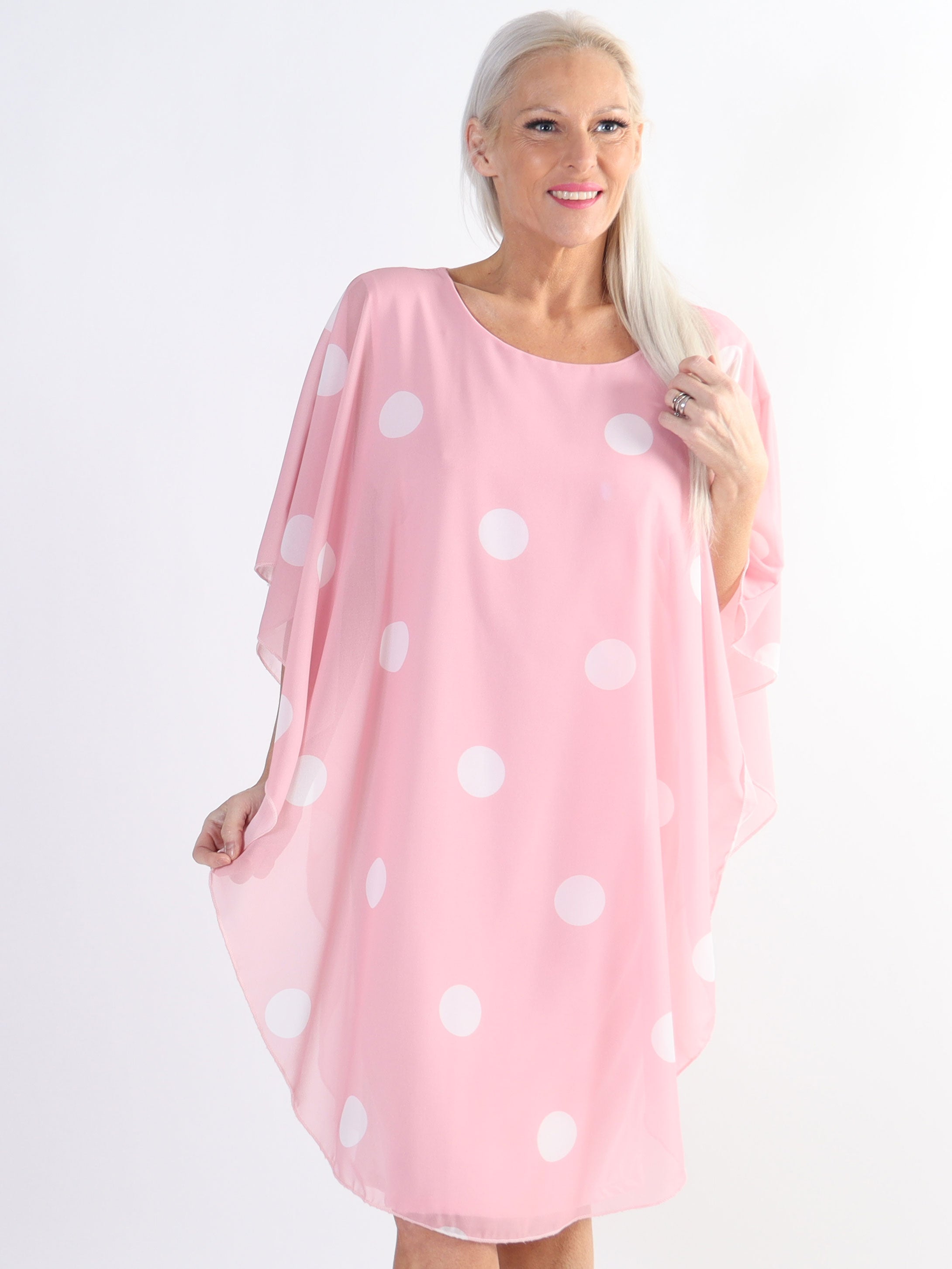 Kenya Dot - Tunikaklänning i plus size med prickigt chiffonglager